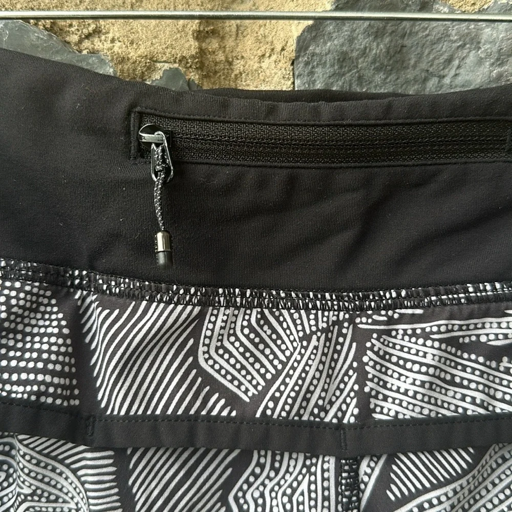 Lululemon Athletica Speed Short in Dottie Tribe White Black / Black Size 10